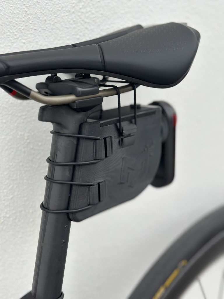 Close view of Pocket Small fitted beneath the saddle